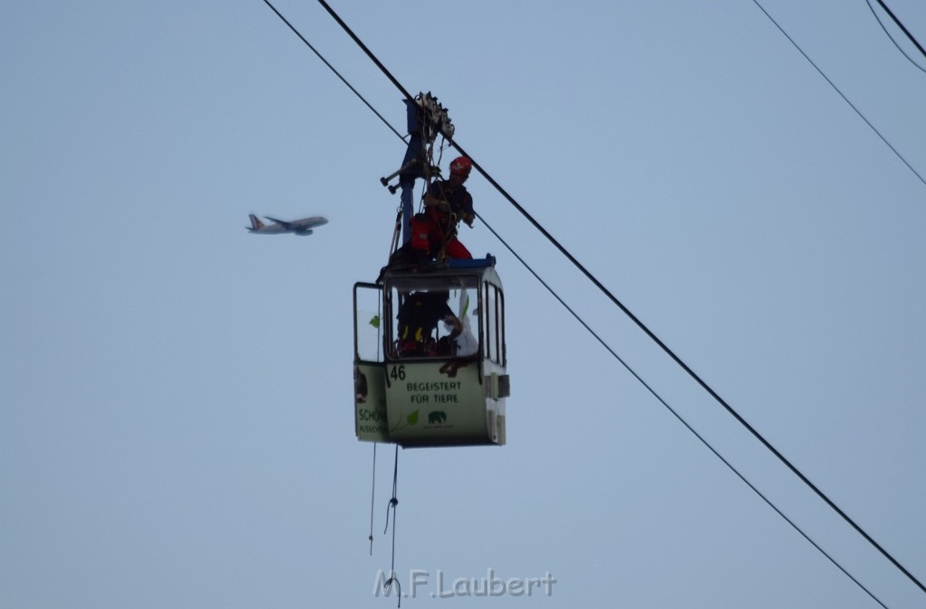 Koelner Seilbahn Gondel blieb haengen Koeln Linksrheinisch P679.JPG - Miklos Laubert